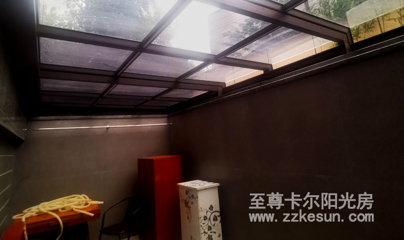 阳光房电动天窗的好处是什么？电动开合屋顶的特点|至尊卡尔阳光房