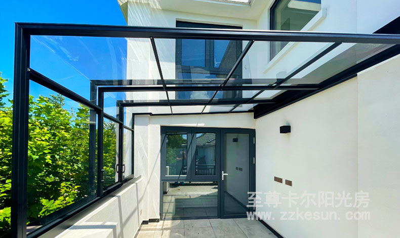 阳光房别用玻璃了，改用聚碳酸酯板，隔绝98%紫外线，提升隔热能力