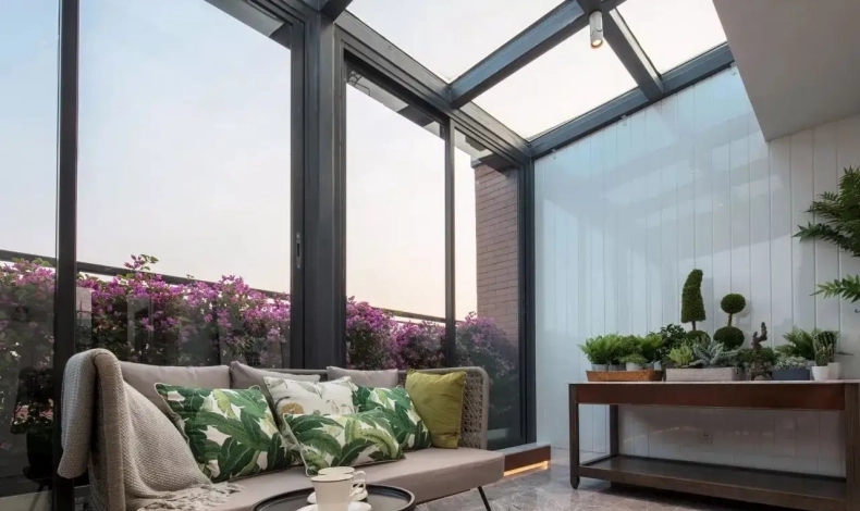 阳光房别用玻璃了，改用聚碳酸酯板，隔绝98%紫外线，提升隔热能力