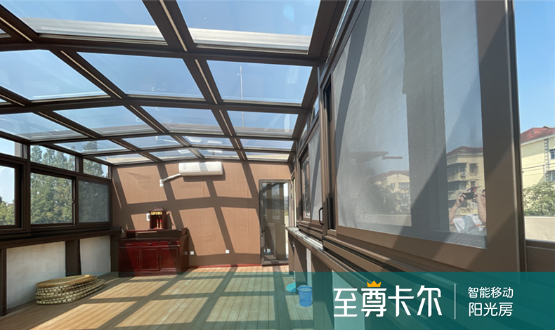 在自家阁楼搭建阳光房，既能拓展生活空间，又能增添生活情趣，还能充分享受阳光与自然美景。然而，为确保搭建过程合法合规且安全有序，需要按相关流程申请施工。以下是一份阁楼搭建阳光房施工申请的详细指南。  一、前期准备   查阅相关规定：不同地区对于建筑物的搭建、改建有着不同的规定和要求。首先要向当地的规划部门、住建部门或物业管理公司咨询，了解阁楼搭建阳光房是否符合所在区域的规划要求、建筑规范以及小区物业管理规定等，明确可搭建的范围、高度限制、结构要求等关键信息。 确定设计方案：根据阁楼的实际情况和个人需求，制定详细的阳光房设计方案。包括阳光房的位置、面积、形状、结构形式（如铝合金框架、钢结构等）、玻璃材质与规格、门窗位置与样式等，并绘制精确的图纸，标注尺寸、材料明细等技术参数。设计方案应充分考虑采光、通风、排水以及与原有建筑的协调性等因素，确保阳光房不仅美观实用，还能满足安全与功能需求。 二、提交申请材料   申请表：向相关部门领取或在其官方网站下载阁楼搭建阳光房施工申请表，如实填写申请人姓名、联系方式、房屋地址、申请搭建阳光房的详细信息等内容，并签字确认。 产权证明：提供房屋的产权证明文件，如房产证或购房合同复印件，以证明你对阁楼所在房屋拥有合法的产权或使用权，确保搭建行为的合法性基础。 设计图纸：提交之前精心准备的阳光房设计图纸，包括平面图、立面图、剖面图以及效果图等，使审批部门能够直观地了解阳光房的设计构想、结构布局和外观样式，便于评估其是否符合建筑规范与美学要求。 结构计算书（如有需要）：对于一些较大规模或结构较为复杂的阳光房搭建项目，可能需要委托专业的结构工程师进行结构计算，并提供结构计算书。计算书应详细分析阳光房在各种荷载作用下（如自重、风荷载、雪荷载等）的受力情况，确保结构的安全性与稳定性，满足相关结构设计规范要求。 书面申请报告：撰写一份书面申请报告，阐述搭建阳光房的目的和意义，如提升居住品质、增加使用功能等，并承诺遵守相关法律法规和施工规范，保证施工过程不影响周边居民的正常生活和房屋安全，完工后接受相关部门的验收检查等内容。 三、申请流程与审批   提交申请：将准备齐全的申请材料提交至当地规划部门或住建部门指定的受理窗口或在线申请平台。确保材料完整、准确，避免因材料缺失或错误导致申请延误或被退回。 受理与初审：相关部门收到申请后，会对申请材料进行受理与初审。工作人员会检查材料是否齐全、合规，设计方案是否符合基本的规划和建筑要求等。如发现材料不完整或存在问题，会及时通知申请人补充或修改材料。 现场勘查：初审通过后，审批部门可能会安排工作人员到现场进行勘查。主要检查阁楼的实际情况是否与申请材料相符，阳光房的搭建位置、尺寸、周边环境等是否存在影响公共安全或违反规划要求的因素，如是否侵占公共空间、影响相邻建筑采光通风等。申请人应积极配合现场勘查工作，提供必要的协助与说明。 审核与审批：经过现场勘查后，审批部门会综合考虑申请材料、现场勘查情况以及相关规定，对阳光房搭建申请进行审核与审批。如申请符合要求，将予以批准，并颁发施工许可证或相关批准文件；如申请存在不符合要求的情况，审批部门会书面通知申请人，说明不予批准的理由和整改要求。申请人可根据审批意见进行整改后重新申请。 四、施工与验收   选择施工队伍：在获得施工批准后，要选择具有相应资质和经验的施工队伍进行阳光房搭建施工。查看施工单位的营业执照、建筑施工资质证书、安全生产许可证等证件，并参考其过往的施工案例和客户评价，确保施工质量与安全。 施工过程监管：在施工过程中，要密切关注施工进度与质量，要求施工队伍严格按照设计方案和施工规范进行操作。同时，要遵守相关的安全文明施工规定，减少施工对周边环境和居民生活的影响，如合理安排施工时间、做好施工场地的围护与清洁等工作。 竣工验收：阳光房搭建完成后，需向审批部门申请竣工验收。验收时，应提交施工过程中的相关资料，如施工记录、材料检验报告、隐蔽工程验收记录等。审批部门会组织专业人员对阳光房的质量、结构安全、外观效果以及是否符合审批要求等进行检查验收。如验收合格，将颁发竣工验收合格证明；如存在问题，需及时整改直至验收通过。   阁楼搭建阳光房施工申请需要遵循一系列严谨的流程和规范，通过充分的前期准备、规范的材料提交、严格的审批流程以及精心的施工与验收环节，才能确保阳光房搭建项目合法合规、安全可靠地顺利完成，为家居生活增添一份温馨与舒适的新空间。