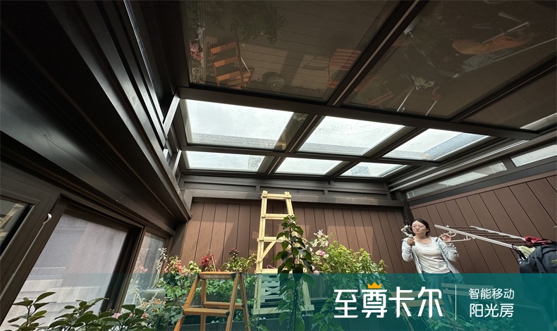 在自家阁楼搭建阳光房，既能拓展生活空间，又能增添生活情趣，还能充分享受阳光与自然美景。然而，为确保搭建过程合法合规且安全有序，需要按相关流程申请施工。以下是一份阁楼搭建阳光房施工申请的详细指南。  一、前期准备   查阅相关规定：不同地区对于建筑物的搭建、改建有着不同的规定和要求。首先要向当地的规划部门、住建部门或物业管理公司咨询，了解阁楼搭建阳光房是否符合所在区域的规划要求、建筑规范以及小区物业管理规定等，明确可搭建的范围、高度限制、结构要求等关键信息。 确定设计方案：根据阁楼的实际情况和个人需求，制定详细的阳光房设计方案。包括阳光房的位置、面积、形状、结构形式（如铝合金框架、钢结构等）、玻璃材质与规格、门窗位置与样式等，并绘制精确的图纸，标注尺寸、材料明细等技术参数。设计方案应充分考虑采光、通风、排水以及与原有建筑的协调性等因素，确保阳光房不仅美观实用，还能满足安全与功能需求。 二、提交申请材料   申请表：向相关部门领取或在其官方网站下载阁楼搭建阳光房施工申请表，如实填写申请人姓名、联系方式、房屋地址、申请搭建阳光房的详细信息等内容，并签字确认。 产权证明：提供房屋的产权证明文件，如房产证或购房合同复印件，以证明你对阁楼所在房屋拥有合法的产权或使用权，确保搭建行为的合法性基础。 设计图纸：提交之前精心准备的阳光房设计图纸，包括平面图、立面图、剖面图以及效果图等，使审批部门能够直观地了解阳光房的设计构想、结构布局和外观样式，便于评估其是否符合建筑规范与美学要求。 结构计算书（如有需要）：对于一些较大规模或结构较为复杂的阳光房搭建项目，可能需要委托专业的结构工程师进行结构计算，并提供结构计算书。计算书应详细分析阳光房在各种荷载作用下（如自重、风荷载、雪荷载等）的受力情况，确保结构的安全性与稳定性，满足相关结构设计规范要求。 书面申请报告：撰写一份书面申请报告，阐述搭建阳光房的目的和意义，如提升居住品质、增加使用功能等，并承诺遵守相关法律法规和施工规范，保证施工过程不影响周边居民的正常生活和房屋安全，完工后接受相关部门的验收检查等内容。 三、申请流程与审批   提交申请：将准备齐全的申请材料提交至当地规划部门或住建部门指定的受理窗口或在线申请平台。确保材料完整、准确，避免因材料缺失或错误导致申请延误或被退回。 受理与初审：相关部门收到申请后，会对申请材料进行受理与初审。工作人员会检查材料是否齐全、合规，设计方案是否符合基本的规划和建筑要求等。如发现材料不完整或存在问题，会及时通知申请人补充或修改材料。 现场勘查：初审通过后，审批部门可能会安排工作人员到现场进行勘查。主要检查阁楼的实际情况是否与申请材料相符，阳光房的搭建位置、尺寸、周边环境等是否存在影响公共安全或违反规划要求的因素，如是否侵占公共空间、影响相邻建筑采光通风等。申请人应积极配合现场勘查工作，提供必要的协助与说明。 审核与审批：经过现场勘查后，审批部门会综合考虑申请材料、现场勘查情况以及相关规定，对阳光房搭建申请进行审核与审批。如申请符合要求，将予以批准，并颁发施工许可证或相关批准文件；如申请存在不符合要求的情况，审批部门会书面通知申请人，说明不予批准的理由和整改要求。申请人可根据审批意见进行整改后重新申请。 四、施工与验收   选择施工队伍：在获得施工批准后，要选择具有相应资质和经验的施工队伍进行阳光房搭建施工。查看施工单位的营业执照、建筑施工资质证书、安全生产许可证等证件，并参考其过往的施工案例和客户评价，确保施工质量与安全。 施工过程监管：在施工过程中，要密切关注施工进度与质量，要求施工队伍严格按照设计方案和施工规范进行操作。同时，要遵守相关的安全文明施工规定，减少施工对周边环境和居民生活的影响，如合理安排施工时间、做好施工场地的围护与清洁等工作。 竣工验收：阳光房搭建完成后，需向审批部门申请竣工验收。验收时，应提交施工过程中的相关资料，如施工记录、材料检验报告、隐蔽工程验收记录等。审批部门会组织专业人员对阳光房的质量、结构安全、外观效果以及是否符合审批要求等进行检查验收。如验收合格，将颁发竣工验收合格证明；如存在问题，需及时整改直至验收通过。   阁楼搭建阳光房施工申请需要遵循一系列严谨的流程和规范，通过充分的前期准备、规范的材料提交、严格的审批流程以及精心的施工与验收环节，才能确保阳光房搭建项目合法合规、安全可靠地顺利完成，为家居生活增添一份温馨与舒适的新空间。