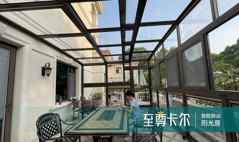 在自家阁楼搭建阳光房，既能拓展生活空间，又能增添生活情趣，还能充分享受阳光与自然美景。然而，为确保搭建过程合法合规且安全有序，需要按相关流程申请施工。以下是一份阁楼搭建阳光房施工申请的详细指南。  一、前期准备   查阅相关规定：不同地区对于建筑物的搭建、改建有着不同的规定和要求。首先要向当地的规划部门、住建部门或物业管理公司咨询，了解阁楼搭建阳光房是否符合所在区域的规划要求、建筑规范以及小区物业管理规定等，明确可搭建的范围、高度限制、结构要求等关键信息。 确定设计方案：根据阁楼的实际情况和个人需求，制定详细的阳光房设计方案。包括阳光房的位置、面积、形状、结构形式（如铝合金框架、钢结构等）、玻璃材质与规格、门窗位置与样式等，并绘制精确的图纸，标注尺寸、材料明细等技术参数。设计方案应充分考虑采光、通风、排水以及与原有建筑的协调性等因素，确保阳光房不仅美观实用，还能满足安全与功能需求。 二、提交申请材料   申请表：向相关部门领取或在其官方网站下载阁楼搭建阳光房施工申请表，如实填写申请人姓名、联系方式、房屋地址、申请搭建阳光房的详细信息等内容，并签字确认。 产权证明：提供房屋的产权证明文件，如房产证或购房合同复印件，以证明你对阁楼所在房屋拥有合法的产权或使用权，确保搭建行为的合法性基础。 设计图纸：提交之前精心准备的阳光房设计图纸，包括平面图、立面图、剖面图以及效果图等，使审批部门能够直观地了解阳光房的设计构想、结构布局和外观样式，便于评估其是否符合建筑规范与美学要求。 结构计算书（如有需要）：对于一些较大规模或结构较为复杂的阳光房搭建项目，可能需要委托专业的结构工程师进行结构计算，并提供结构计算书。计算书应详细分析阳光房在各种荷载作用下（如自重、风荷载、雪荷载等）的受力情况，确保结构的安全性与稳定性，满足相关结构设计规范要求。 书面申请报告：撰写一份书面申请报告，阐述搭建阳光房的目的和意义，如提升居住品质、增加使用功能等，并承诺遵守相关法律法规和施工规范，保证施工过程不影响周边居民的正常生活和房屋安全，完工后接受相关部门的验收检查等内容。 三、申请流程与审批   提交申请：将准备齐全的申请材料提交至当地规划部门或住建部门指定的受理窗口或在线申请平台。确保材料完整、准确，避免因材料缺失或错误导致申请延误或被退回。 受理与初审：相关部门收到申请后，会对申请材料进行受理与初审。工作人员会检查材料是否齐全、合规，设计方案是否符合基本的规划和建筑要求等。如发现材料不完整或存在问题，会及时通知申请人补充或修改材料。 现场勘查：初审通过后，审批部门可能会安排工作人员到现场进行勘查。主要检查阁楼的实际情况是否与申请材料相符，阳光房的搭建位置、尺寸、周边环境等是否存在影响公共安全或违反规划要求的因素，如是否侵占公共空间、影响相邻建筑采光通风等。申请人应积极配合现场勘查工作，提供必要的协助与说明。 审核与审批：经过现场勘查后，审批部门会综合考虑申请材料、现场勘查情况以及相关规定，对阳光房搭建申请进行审核与审批。如申请符合要求，将予以批准，并颁发施工许可证或相关批准文件；如申请存在不符合要求的情况，审批部门会书面通知申请人，说明不予批准的理由和整改要求。申请人可根据审批意见进行整改后重新申请。 四、施工与验收   选择施工队伍：在获得施工批准后，要选择具有相应资质和经验的施工队伍进行阳光房搭建施工。查看施工单位的营业执照、建筑施工资质证书、安全生产许可证等证件，并参考其过往的施工案例和客户评价，确保施工质量与安全。 施工过程监管：在施工过程中，要密切关注施工进度与质量，要求施工队伍严格按照设计方案和施工规范进行操作。同时，要遵守相关的安全文明施工规定，减少施工对周边环境和居民生活的影响，如合理安排施工时间、做好施工场地的围护与清洁等工作。 竣工验收：阳光房搭建完成后，需向审批部门申请竣工验收。验收时，应提交施工过程中的相关资料，如施工记录、材料检验报告、隐蔽工程验收记录等。审批部门会组织专业人员对阳光房的质量、结构安全、外观效果以及是否符合审批要求等进行检查验收。如验收合格，将颁发竣工验收合格证明；如存在问题，需及时整改直至验收通过。   阁楼搭建阳光房施工申请需要遵循一系列严谨的流程和规范，通过充分的前期准备、规范的材料提交、严格的审批流程以及精心的施工与验收环节，才能确保阳光房搭建项目合法合规、安全可靠地顺利完成，为家居生活增添一份温馨与舒适的新空间。